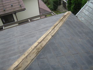 外壁の塗装塗り変えと屋根の修繕大屋根の棟板金破損現況